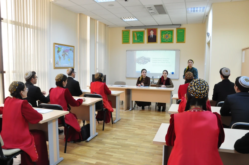 «Bitarap ýurtlaryň özara gatnaşyklary» atly sohbetdeşlik geçirildi