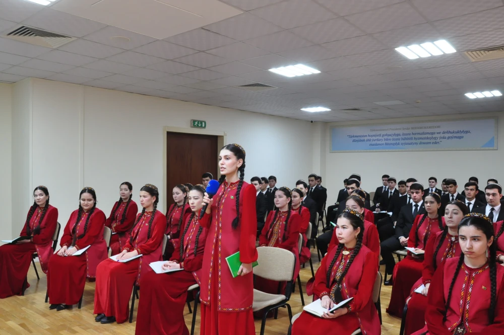 DOSTLUKLY SAPARA BAGYŞLANYP BRIFING GEÇIRILDI