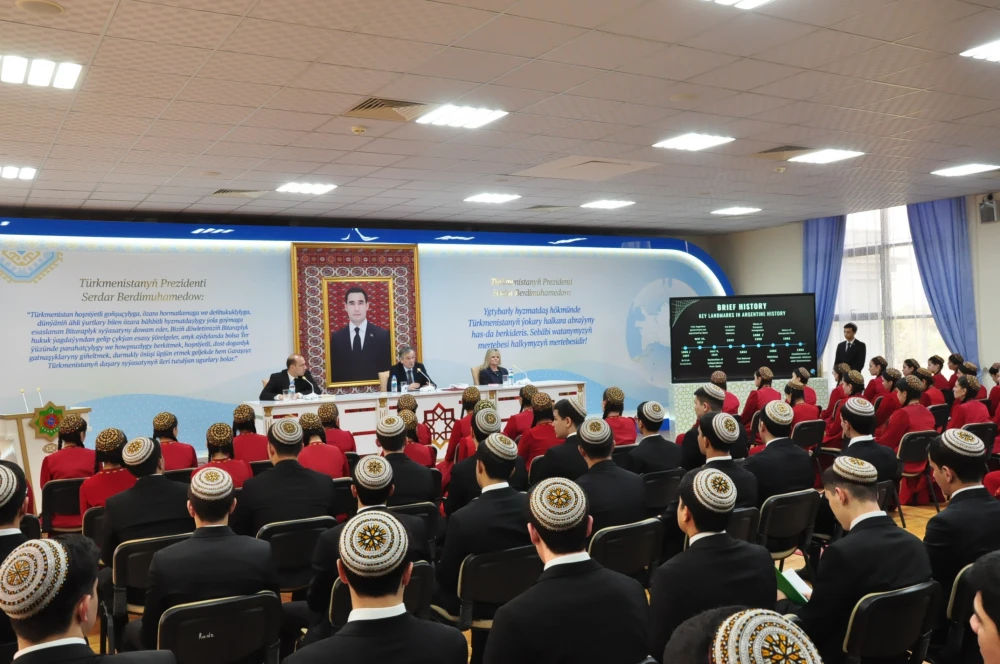 ARGENTINANYŇ ÝURDUMYZDA TÄZE BELLENEN ILÇISINIŇ GATNAŞMAGYNDA OKUW SAPAGY GEÇIRILDI