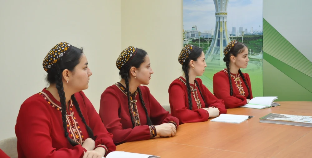 ÖŇÜNI ALYŞ DIPLOMATIÝASY BOÝUNÇA NOBATDAKY OKUW SAPAGY GEÇIRILDI