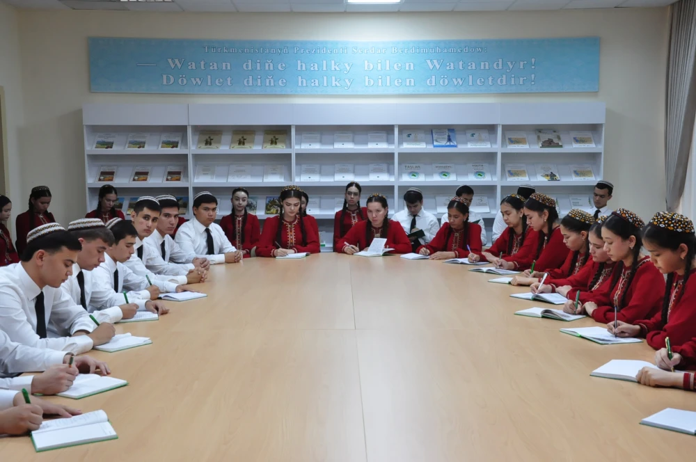 TÜRKMENISTANYŇ GARAŞSYZLYGYNYŇ 35 ÝYLLYGYNA BAGYŞLANAN MASLAHAT GEÇIRILDI