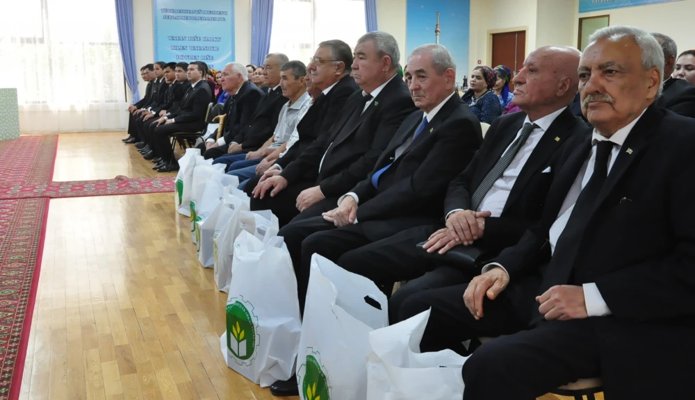 HALKARA ÝAŞULULAR GÜNI MYNASYBETLI ÇÄRE GEÇIRILDI