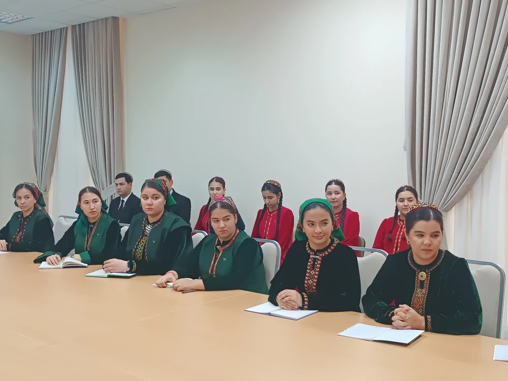 TÜRKMEN DIPLOMATIÝASYNA BAGYŞLANAN MASLAHAT GEÇIRILDI