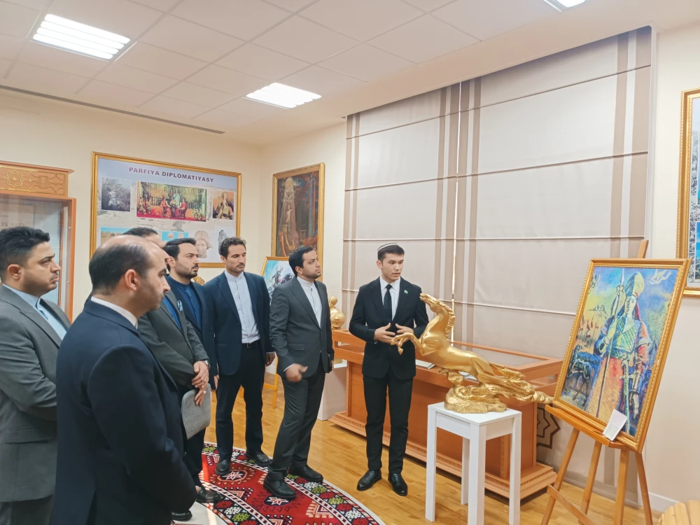EÝRANLY ÝAŞ DIPLOMATLAR BILEN TANYŞLYK SAPARY GEÇIRILDI