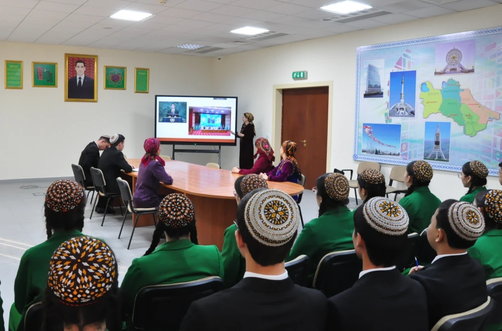 ÝAŞ DIPLOMATLAR MEKDEBINIŇ AGZALARY BILEN OKUW SAPAGY GEÇIRILDI