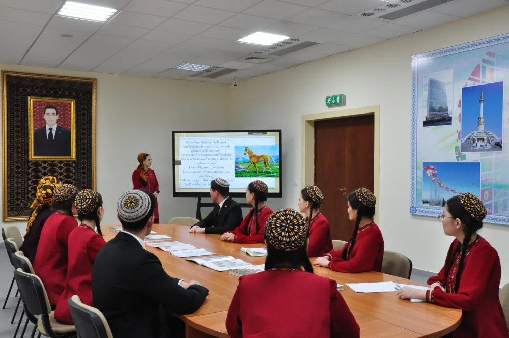 GAHRYMAN ARKADAGYMYZYŇ «ATDA WEPA-DA BAR, SAPA-DA» ATLY KITABYNY WAGYZ ETMEK MAKSATLY DUŞUŞYK