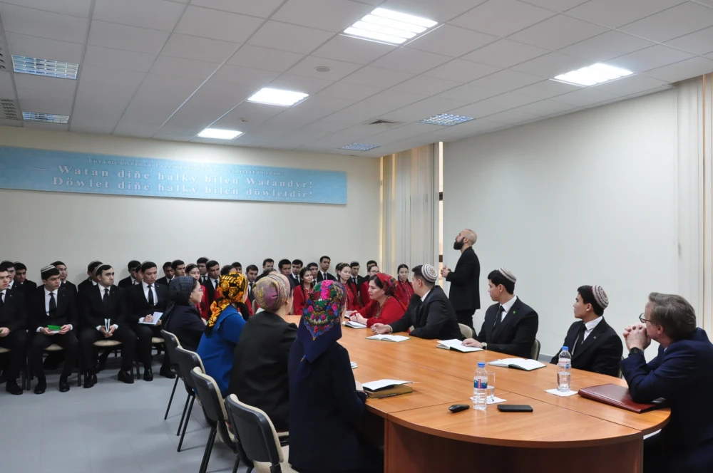 OKSFORD INSTITUTYNYŇ WEKILI BILEN GEÇIRILEN OKUW SAPAGY