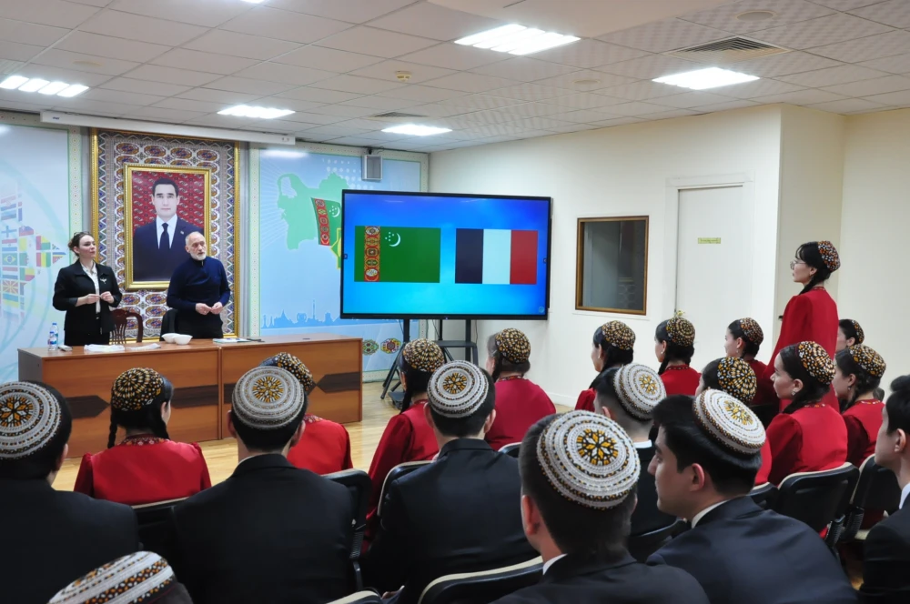 TÜRKMEN DIPLOMATIÝASYNYŇ MILLI MEKDEBINIŇ TALYPLARY «FRANKOFONIÝA – 2026» BÄSLEŞIGINIŇ SAÝLAMA TAPGYRLARYNA GATNAŞDYLAR