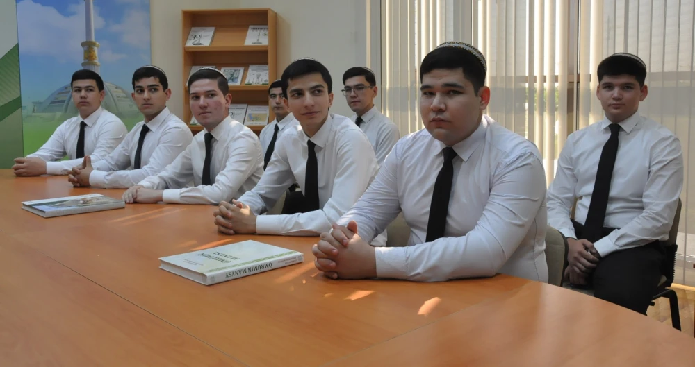 ÖŇÜNI ALYŞ DIPLOMATIÝASY BOÝUNÇA NOBATDAKY OKUW SAPAGY GEÇIRILDI