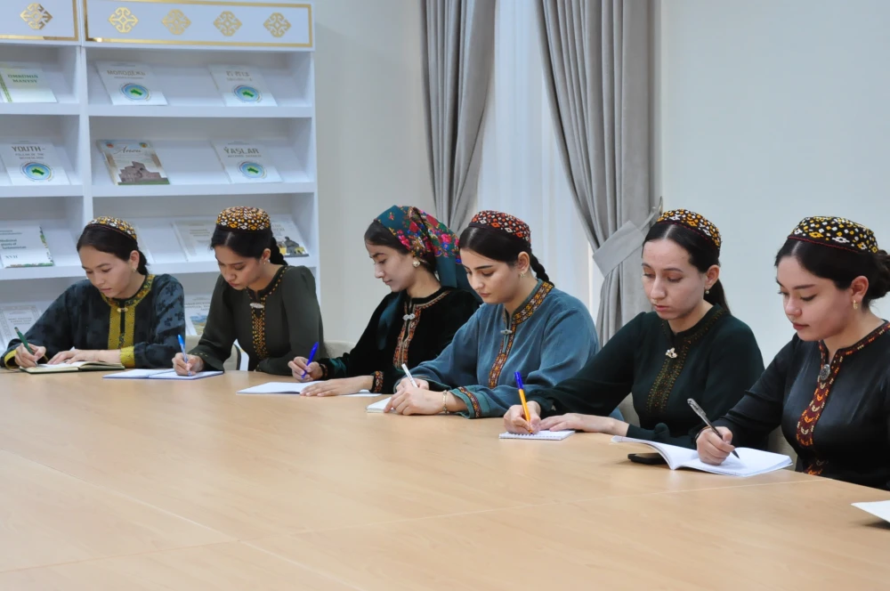 «TÜRKMENISTANYŇ DAŞARY SYÝASATY: PARAHATÇYLYKLY ÖSÜŞIŇ WE DURNUKLYLYGYŇ BINÝADY» ATLY OKUW-USULY SEMINAR GEÇIRILDI