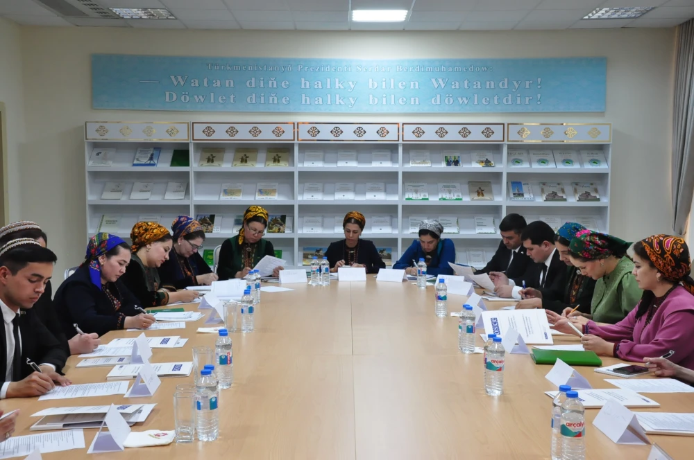 Media sowatlylyk boýunça professor-mugallymlar üçin okuw maslahaty