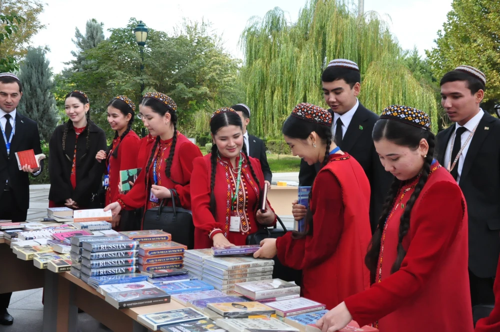 «Sahypalarda gizlenen — dünýäniň syry» atly  kitap sergisi