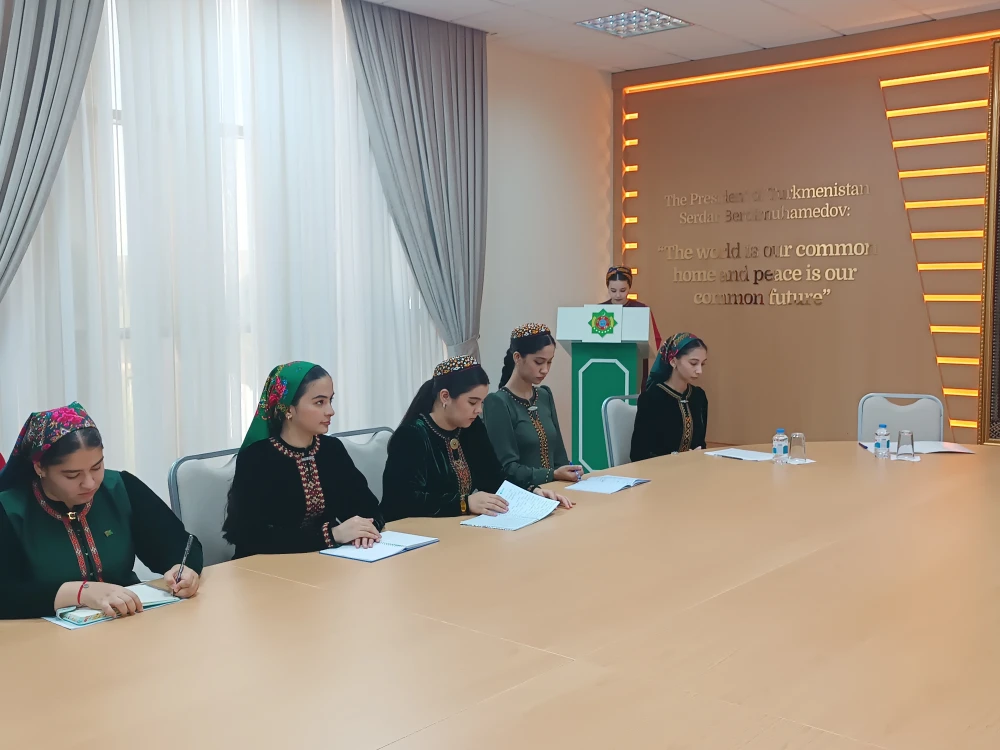 TÜRKMEN DIPLOMATIÝASYNA BAGYŞLANAN MASLAHAT GEÇIRILDI