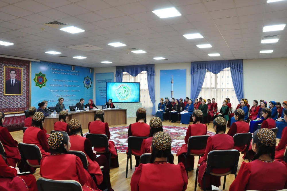 Zenan diplomatlaryň jemgyýetdäki orny we olaryň ýeten sepgitleri barada interaktiw dialog geçirildi