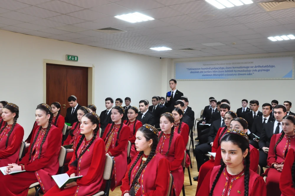 DOSTLUKLY SAPARA BAGYŞLANYP BRIFING GEÇIRILDI