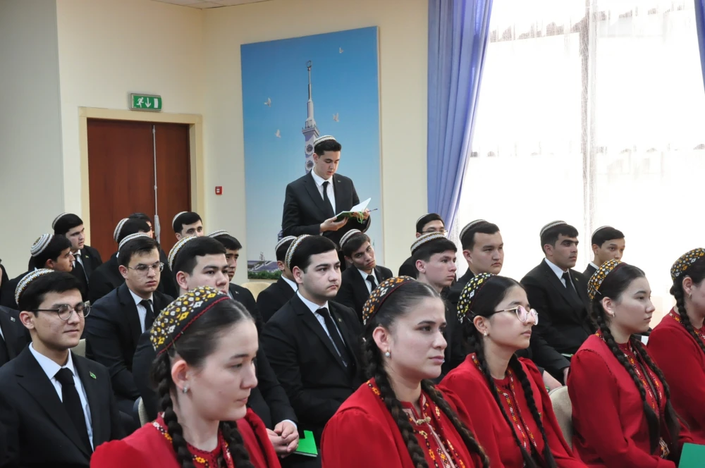 ARGENTINANYŇ ÝURDUMYZDA TÄZE BELLENEN ILÇISINIŇ GATNAŞMAGYNDA OKUW SAPAGY GEÇIRILDI