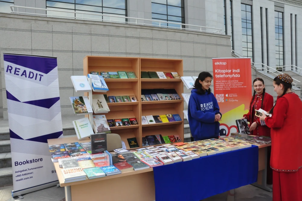 «Sahypalarda gizlenen — dünýäniň syry» atly  kitap sergisi