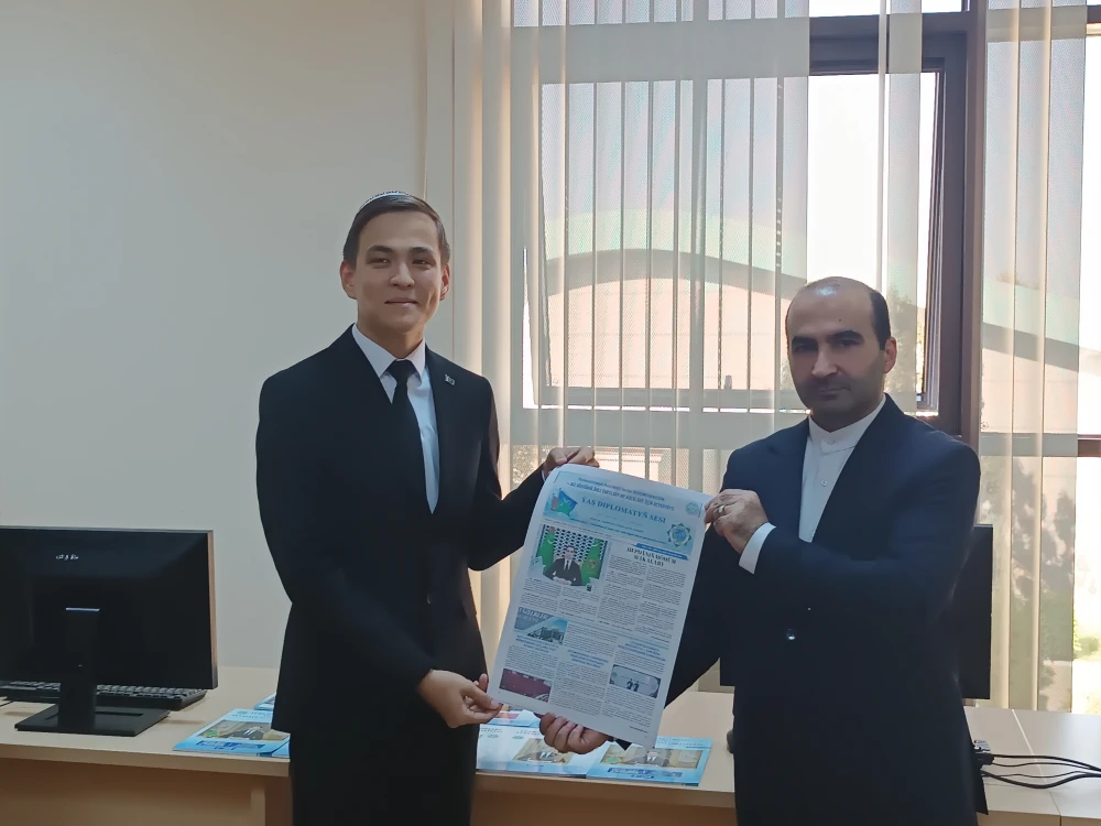 EÝRANLY ÝAŞ DIPLOMATLAR BILEN TANYŞLYK SAPARY GEÇIRILDI
