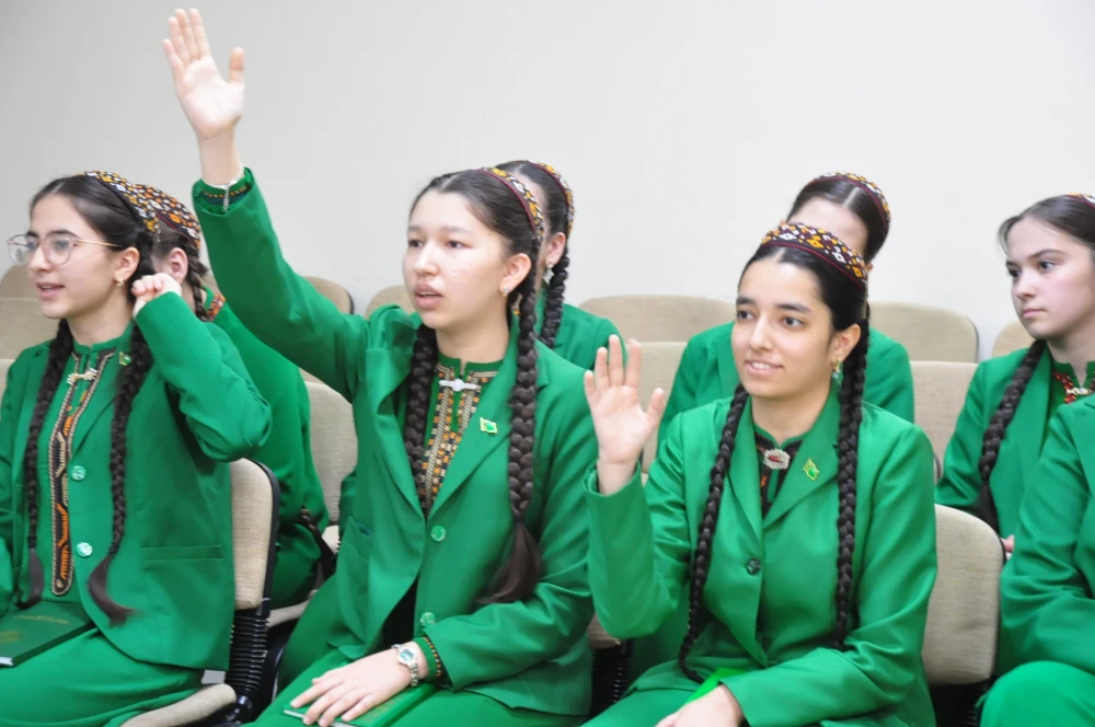 ÝAŞ DIPLOMATLAR MEKDEBINIŇ AGZALARY BILEN OKUW SAPAGY GEÇIRILDI