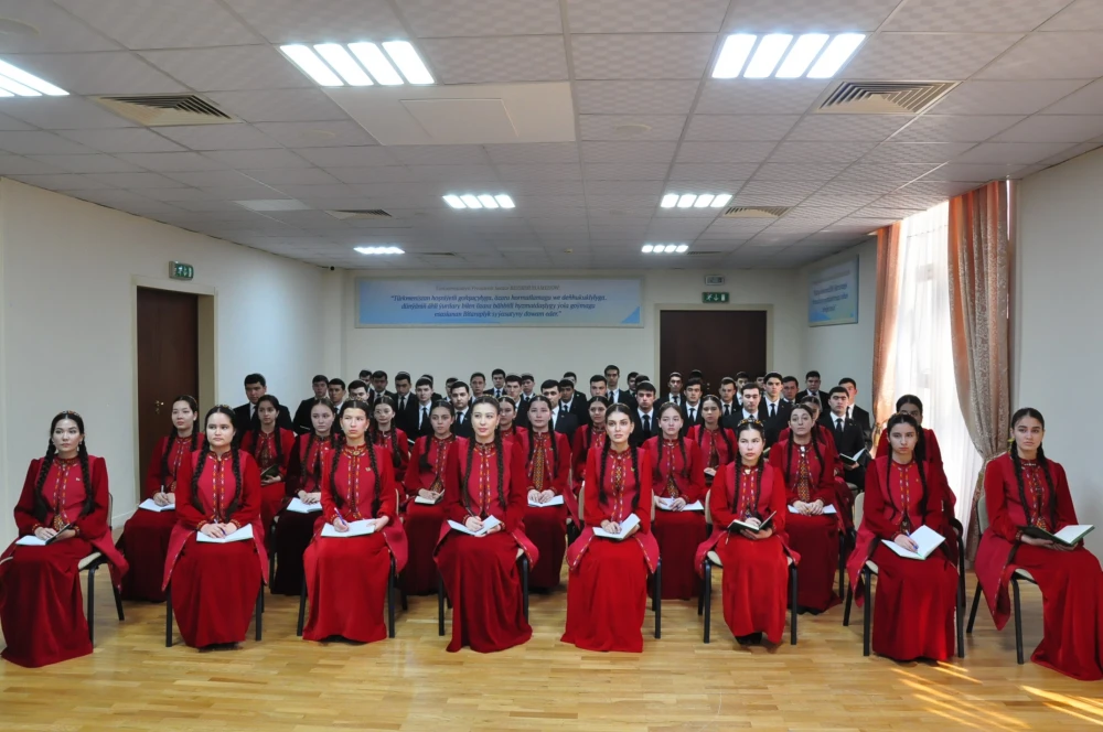 DOSTLUKLY SAPARA BAGYŞLANYP BRIFING GEÇIRILDI