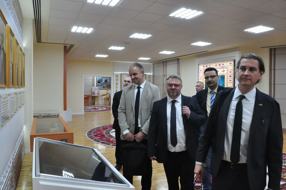 GERMANIÝALY WEKILLER BILEN DUŞUŞYK