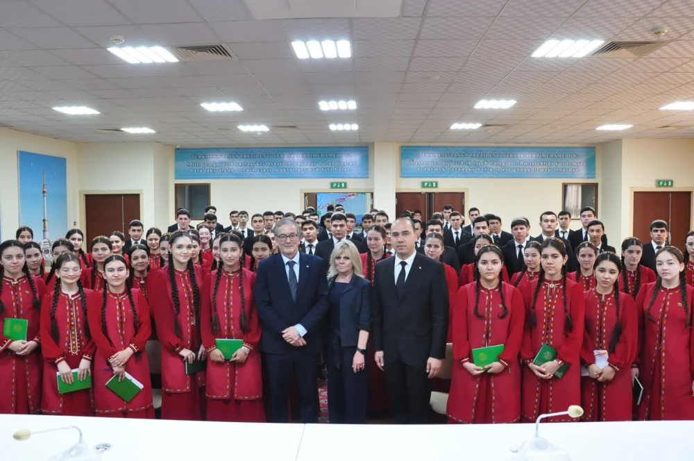 ARGENTINANYŇ ÝURDUMYZDA TÄZE BELLENEN ILÇISINIŇ GATNAŞMAGYNDA OKUW SAPAGY GEÇIRILDI