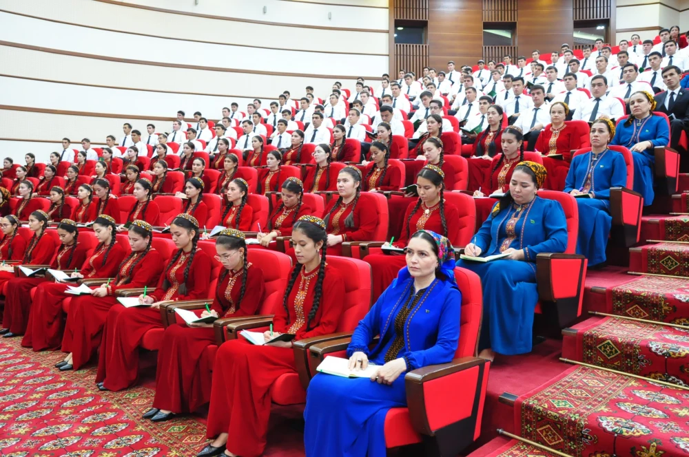 Türkmen halkynyň Milli Lideri Arkadag şäherinde ýaşlara umumy okuw sapagyny geçdi