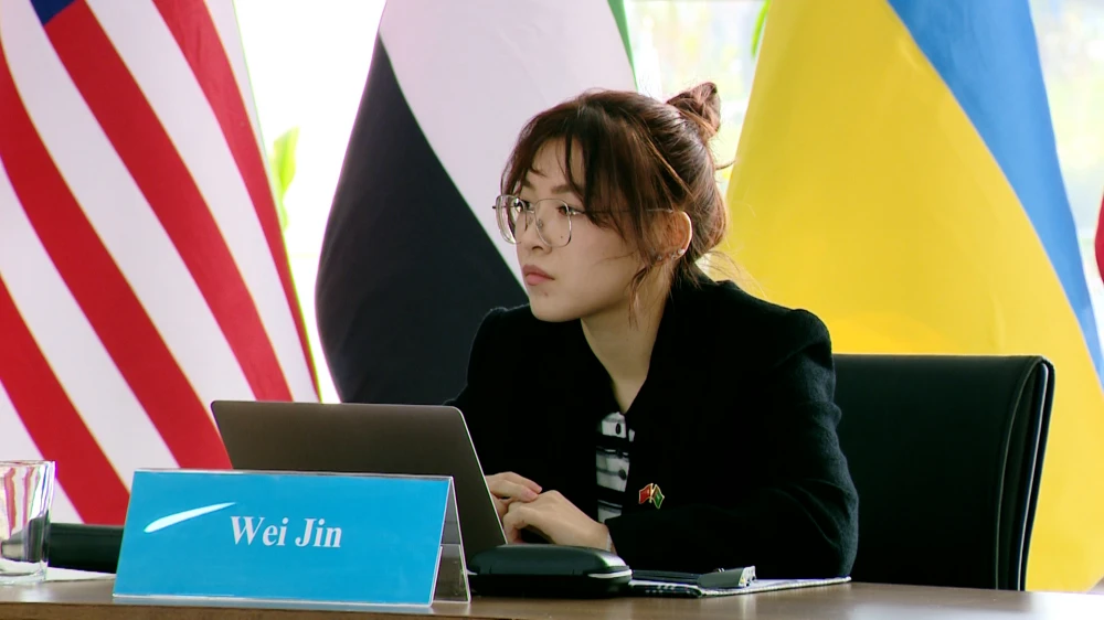 LANÇŽOU UNIWERSITETINIŇ WEKILLERI BILEN GEÇIRILEN “TEGELEK STOL” DUŞUŞYGY