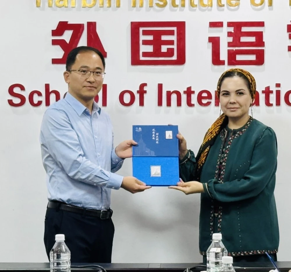 “BIR GUŞAK, BIR ÝOL” BAŞLANGYJYNY DURMUŞA GEÇIRMEGIŇ ÇÄKLERINDE HARBIN TEHNOLOGIÝALAR INSTITUTYNDA GEÇIRILEN HALKARA YLMY MASLAHATY