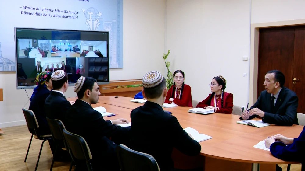 HALKARA ÝARYŞLARYNY ŞÖHLELENDIRMEKDE SPORT ŽURNALISTIŇ AÝRATYNLYGYNA WE ÝAŞ ŽURNALISTIŇ HÜNÄR ETIKASYNA BAGYŞLANAN OKUW SAPAGY  GEÇIRILDI