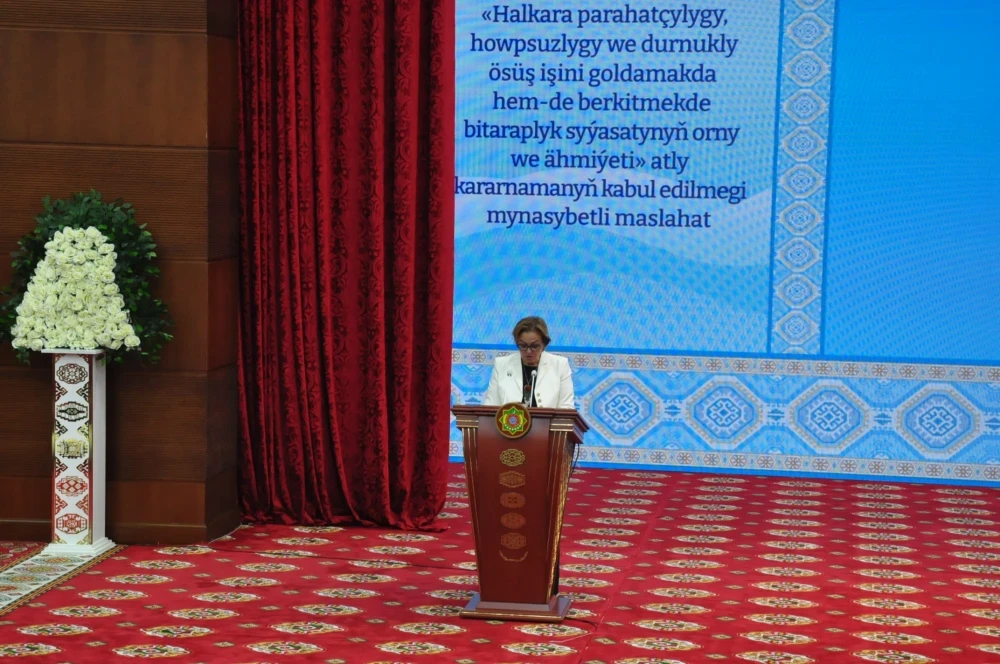 «HALKARA PARAHATÇYLYGY, HOWPSUZLYGY WE DURNUKLY ÖSÜŞ IŞINI GOLDAMAKDA HEM-DE BERKITMEKDE BITARAPLYK SYÝASATYNYŇ ORNY WE ÄHMIÝETI» ATLY KARARNAMANYŇ KABUL EDILMEGI MYNASYBETLI GEÇIRILEN MASLAHAT