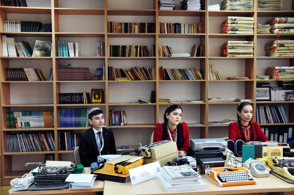 “Bir goşgynyñ teswiri” atly onlaýn duşuşyk geçirildi