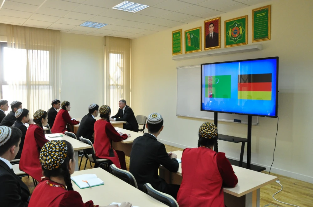 Energetika diplomatiýasyna bagyşlanan okuw sapagy geçirildi