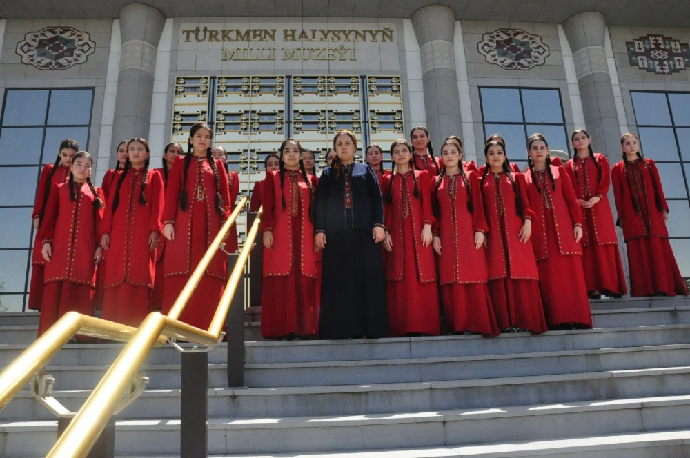 Türkmen halysynyñ milli muzeýine gezelenç gurnaldy surady