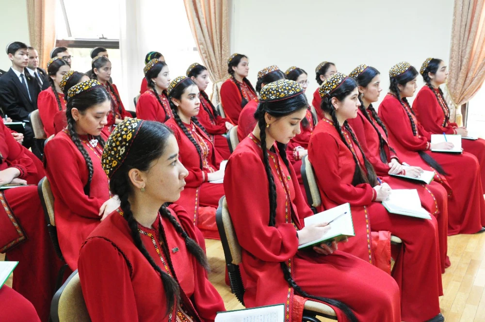 Akyldar şahyrymyza bagyşlanan metbugat duşuşygy