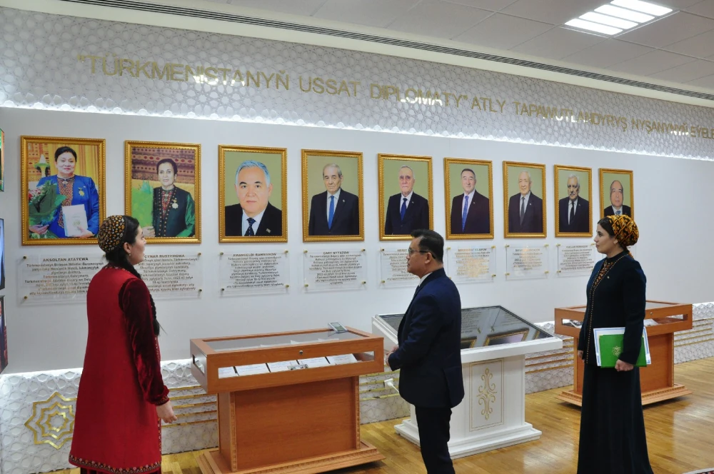 Filippinler Respublikasynyň Ilçisi bilen duşuşyk