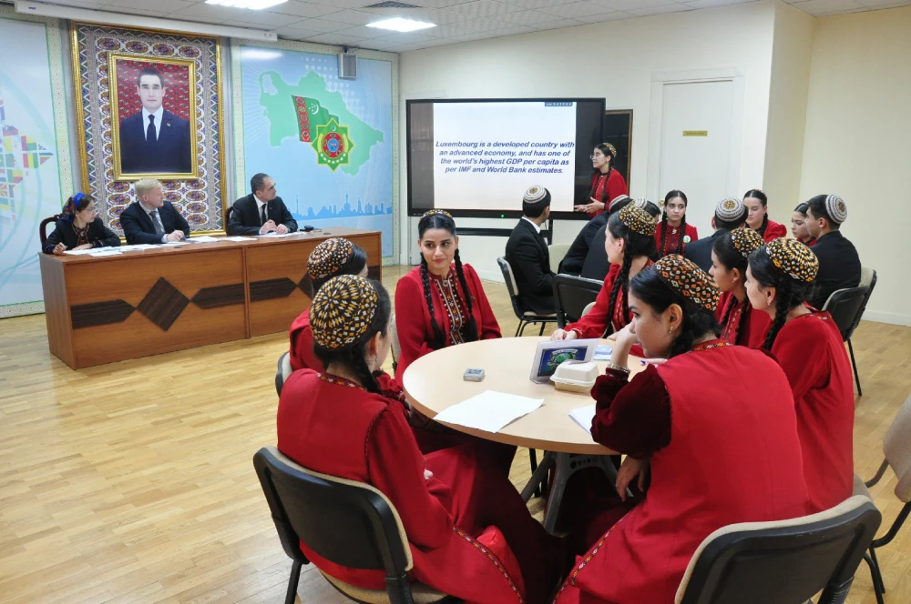 “EcoClub” tarapyndan  “Arassa şäher – ýaşyl  şäher”  temasy boýunça bäsleşik geçirildi