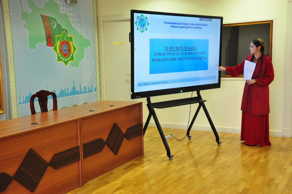 ÝAŞ ALYMLARYŇ YLMY BÄSLEŞIGINIŇ INSTITUT TAPGYRY GEÇIRILDI