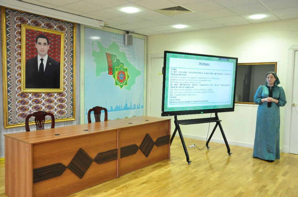 ÝAŞ ALYMLARYŇ YLMY BÄSLEŞIGINIŇ INSTITUT TAPGYRY GEÇIRILDI