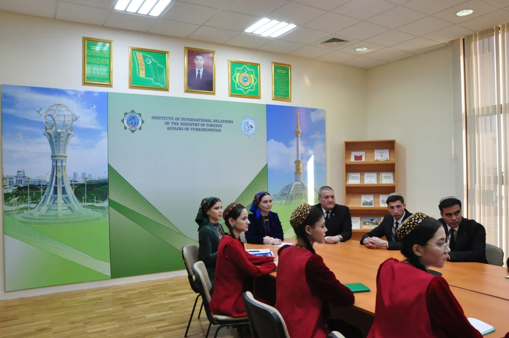 ÝAŞ HABARÇYLARA «HALKARA ÇÄRELERDE ALYPBARYJYNYŇ USSATLYGY» ATLY OKUW SAPAGY  GEÇIRILDI