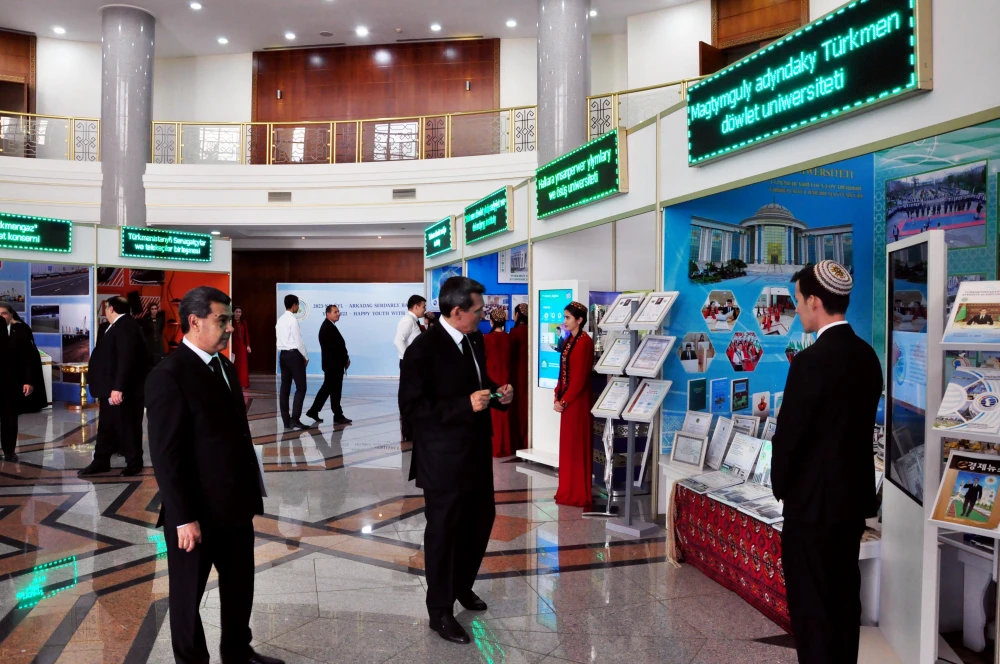 Türkmenistan – Yslam ösüş banky: hyzmatdaşlygyň hormatyna berlen sowgat
