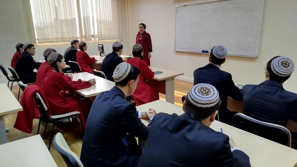 ÖŇÜNI ALYŞ DIPLOMATIÝASY BOÝUNÇA OKUW SAPAGY GEÇIRILDI