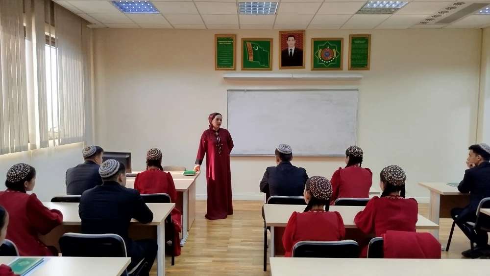 ÖŇÜNI ALYŞ DIPLOMATIÝASY BOÝUNÇA OKUW SAPAGY GEÇIRILDI