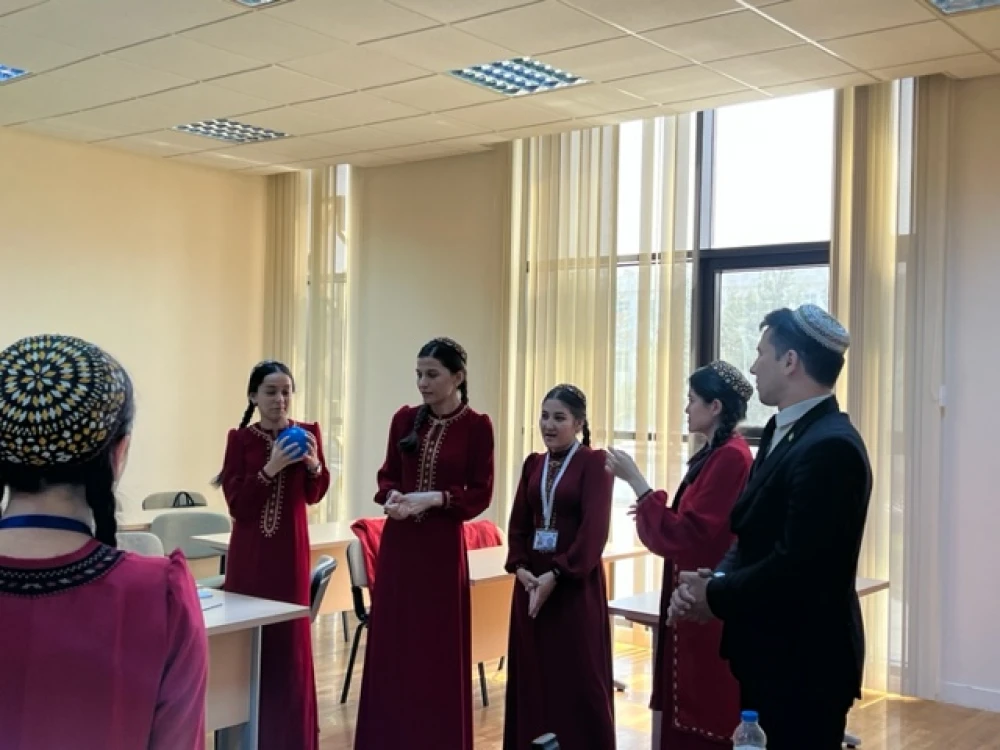 “LET’S SPEAK UP” GURNAGY ÖZ IŞINI DOWAM EDÝÄR
