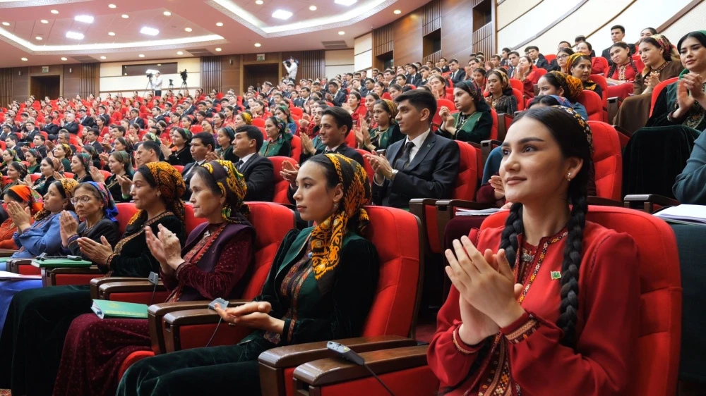 Çagalary goramagyň halkara gününe bagyşlanan maslahat we sergi geçirildi