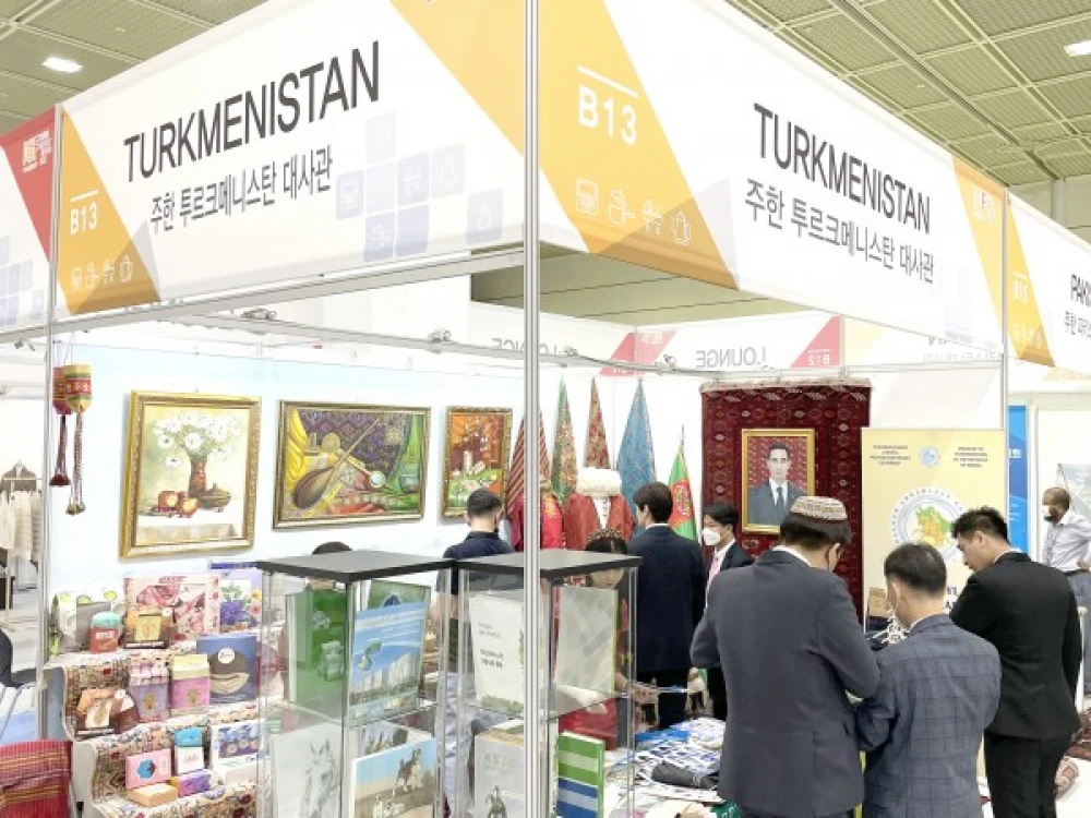 Türkmen önümleri Seulda geçirilen import harytlarynyň sergisinde görkezildi surady